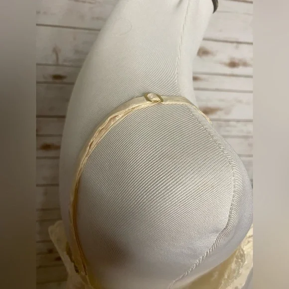 Vintage Victoria’s Secret Gold Label coquette ivory lace-trimmed chemise